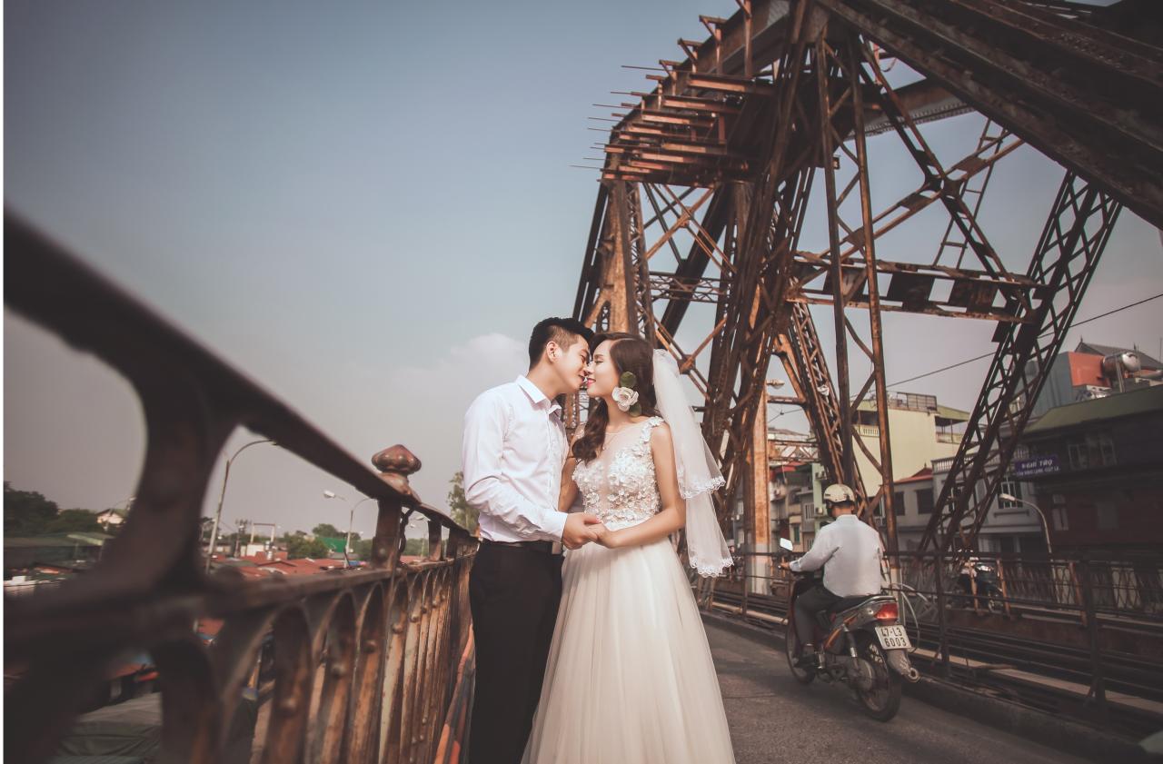 Chụp ảnh cưới ở cầu Long Biên
