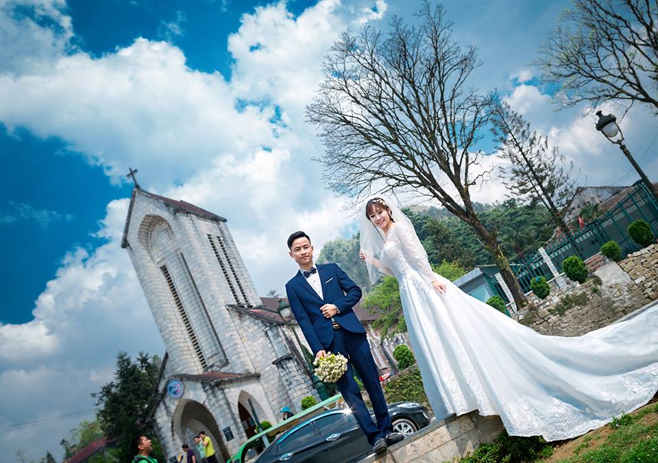 Chụp ảnh cưới ở nhà thờ đá Sapa