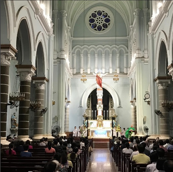 Bên trong nhà thờ Huyện Sĩ Sài Gòn