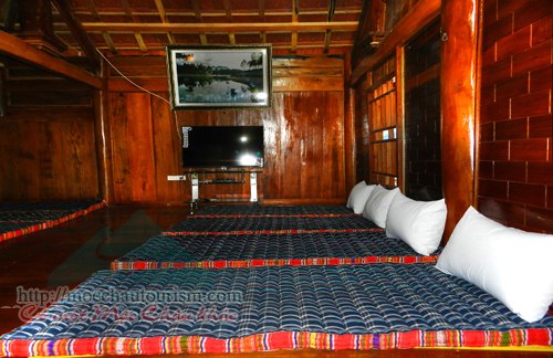 Phòng ngủ nhà sàn tập thể trong nhà nghỉ Tuấn Hà Mộc Châu