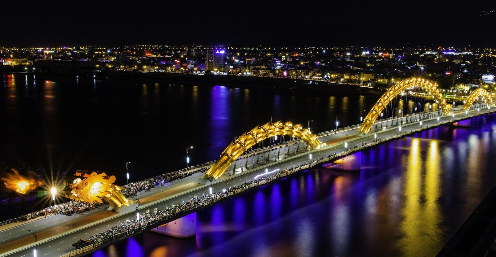 Cầu Rồng Đà Nẵng phun lửa vào ban đêm