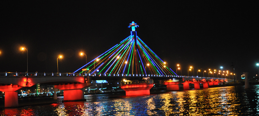 Vẻ đẹp lung linh, rực rỡ của cầu sông Hàn, Đà Nẵng vào ban đêm