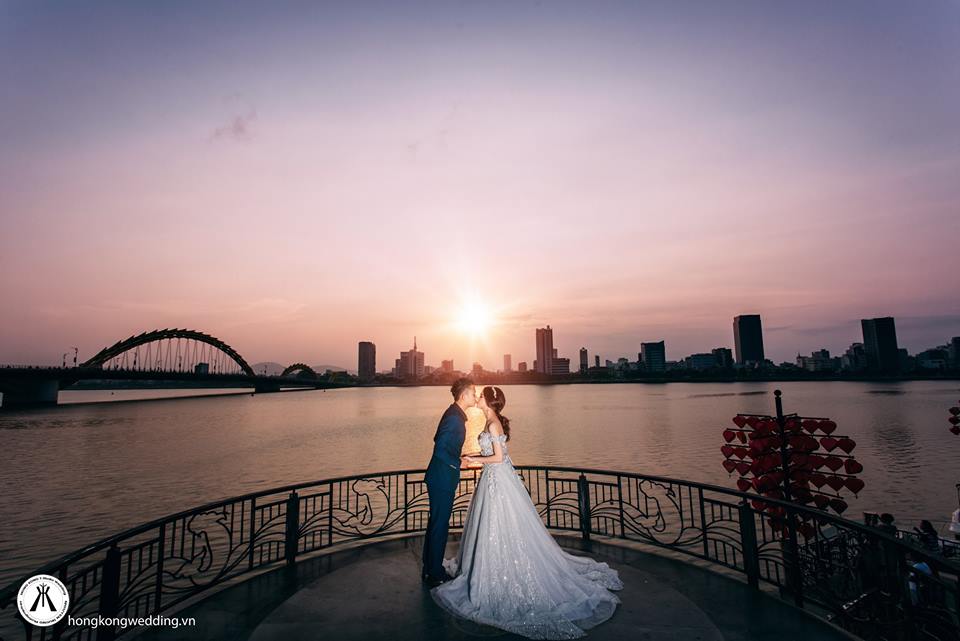 Chụp ảnh cưới ở cầu Tình Yêu Đà Nẵng