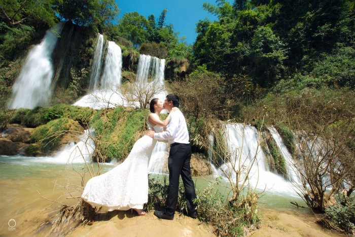 Chụp ảnh cưới ở thác Bản Giốc