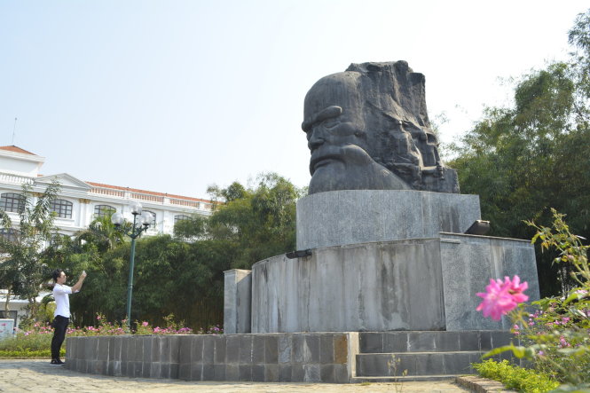 Tượng đài Phan Bội Châu