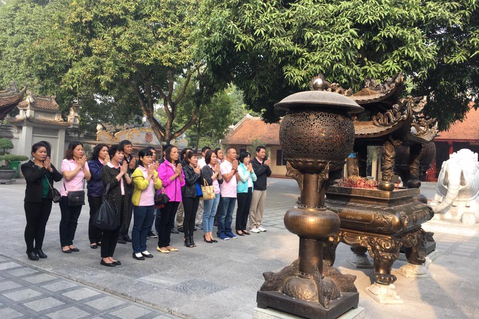 Du khách đến thắp hương tại Đền Đô Bắc Ninh