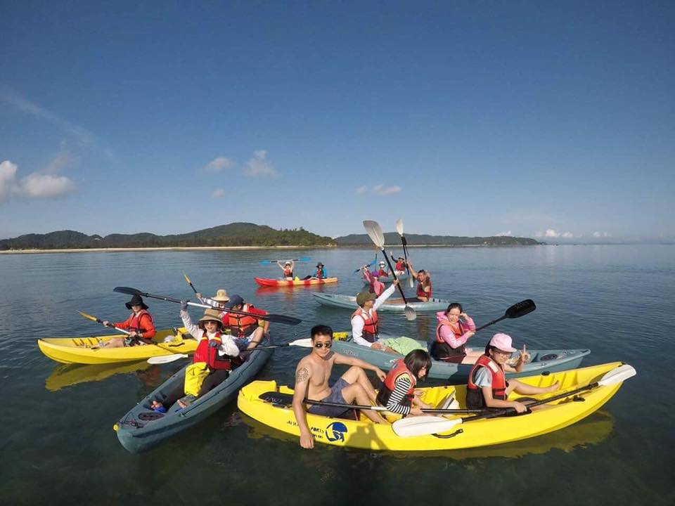 Chơi trò chơi chèo thuyền Kayak ở Cô Tô