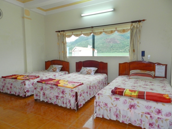 Phòng ba giường trong nhà nghỉ Sao Mai Mộc Châu