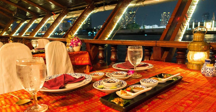 Ăn tối tại duy thuyền trên sông Hàn thành phố Đà Nẵng