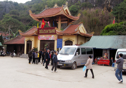 Tham quan chùa Tam Thanh trong tour du lịch Lạng Sơn 1 ngày