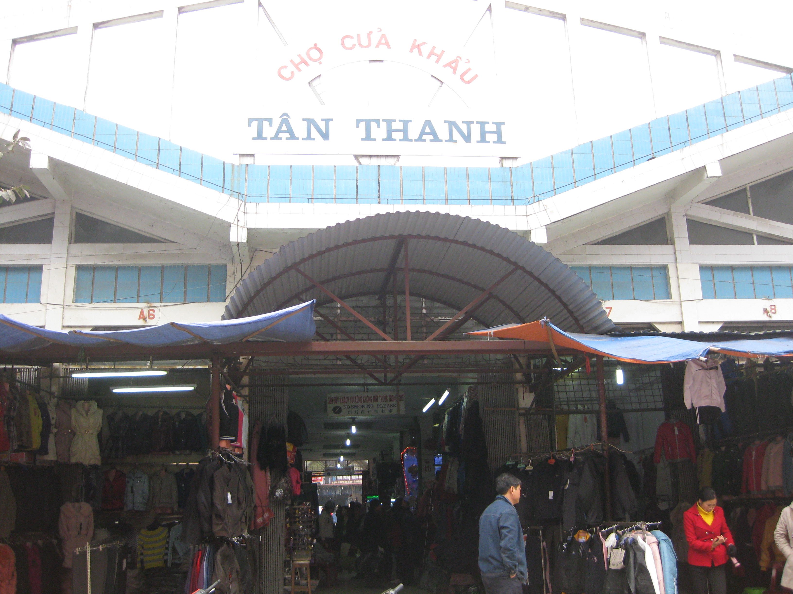 Đi tham quan và mua sắm tại chợ Tân Thanh trong tour du lịch Lạng Sơn 1 ngày