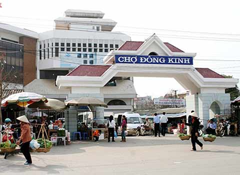 Tham quan và mua sắm tại chợ Đồng Kinh trong tour du lịch Lạng Sơn 1 ngày