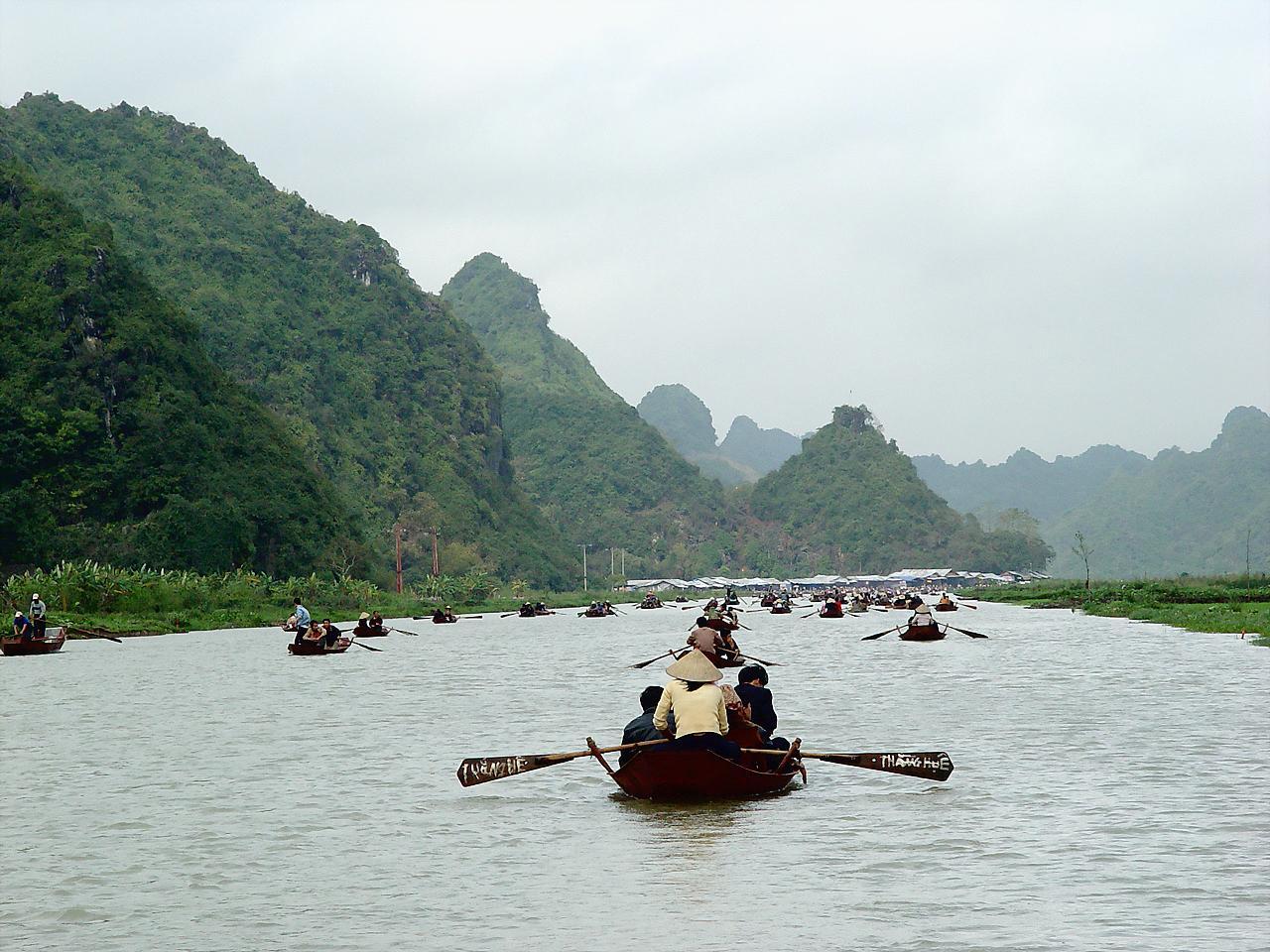 Lên thuyền bắt đầu hành trình tour du lịch chùa Hương