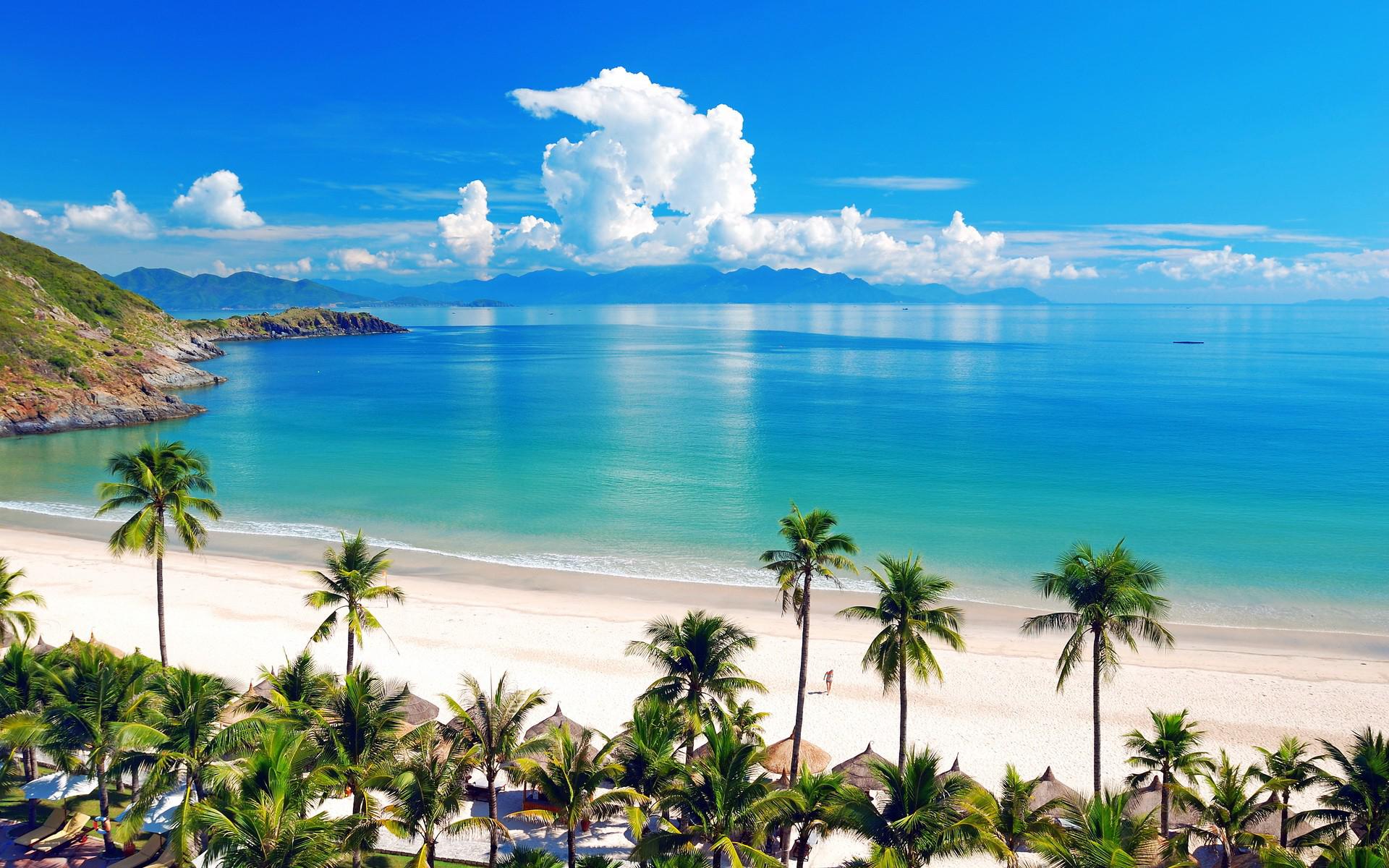 Quý khách sẽ được tắm biển tại Nha Trang trong tour du lịch Nha Trang - Đà Lạt