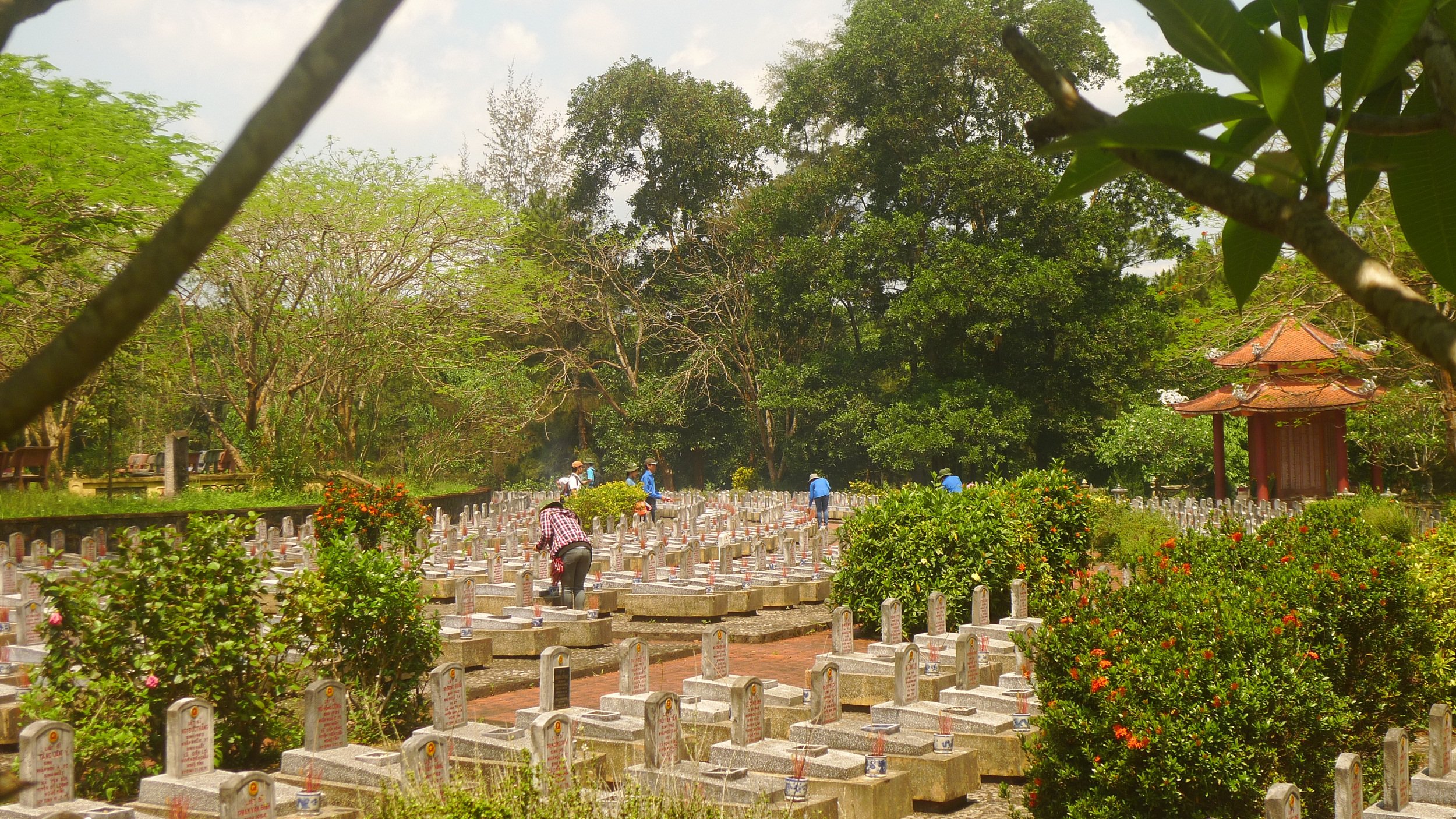 Thăm nghĩa trang Trường Sơn