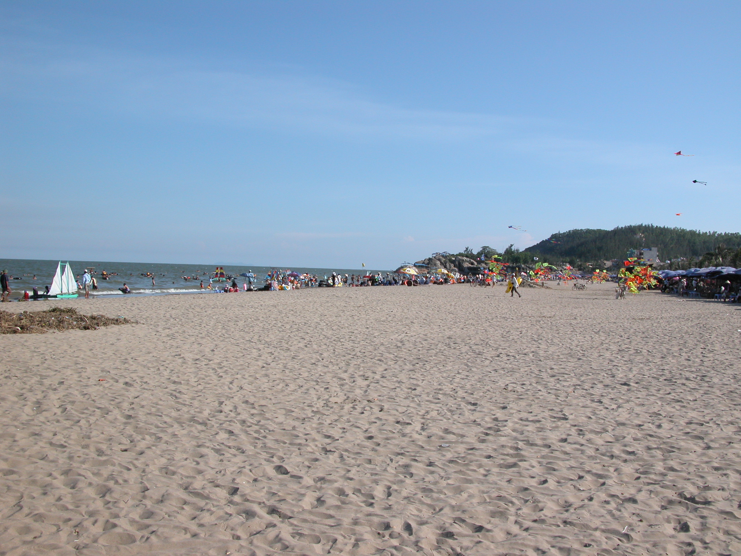 Tắm biển tại bãi biển Sầm Sơn